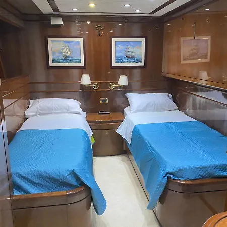 Benetti 83 Bådhotel Palermo