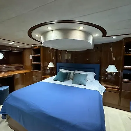 Benetti 83 Bådhotel