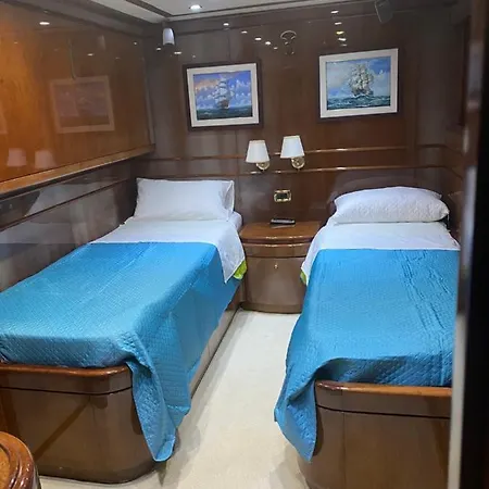 Benetti 83 Bådhotel