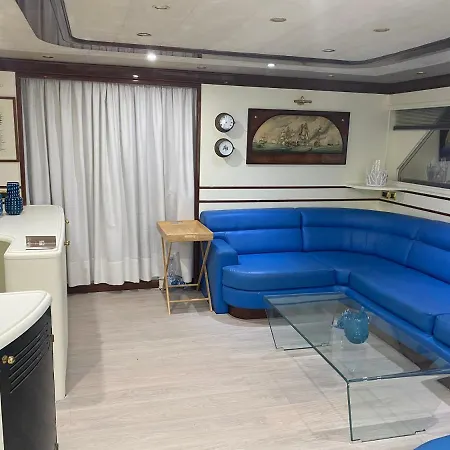 Benetti 83 Bådhotel