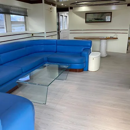 Benetti 83 Πλωτό κατάλυμα