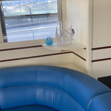 Benetti 83 Πλωτό κατάλυμα