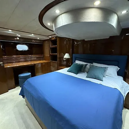 Benetti 83 Πλωτό κατάλυμα *